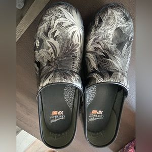 Dansko XP 2.0 clogs